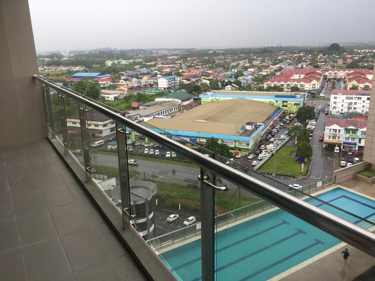 Bernard Holiday Home @ Imperial Suites Kuching Esterno foto